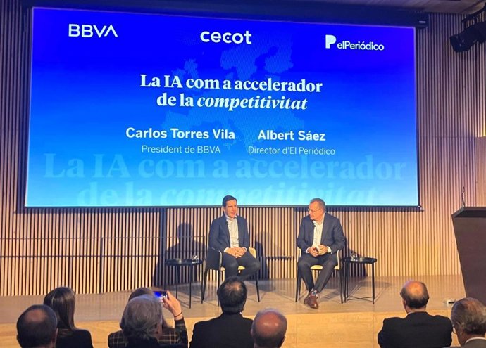 El presidente de BBVA, Carlos Torres, y el director de 'El Periódico', Albert Sáez.