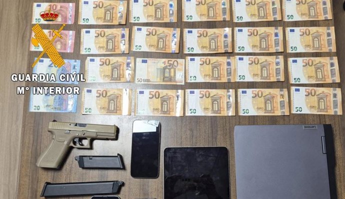 Dinero, armas y efectos aprehendidos por la Guardia Civil.
