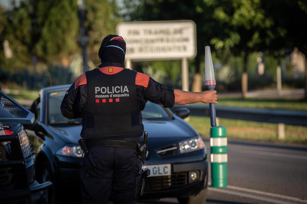 Archivo - Un Mosso d'Esquadra controla el acceso a la A2 dirección Barcelona en Lleida.