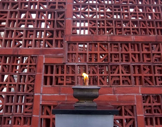 Archivo - Pebetero en el Parlamento Vasco