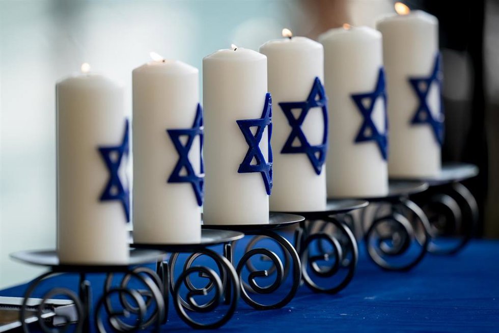 Archivo - Varias velas durante un acto de recuerdo del Holocausto.