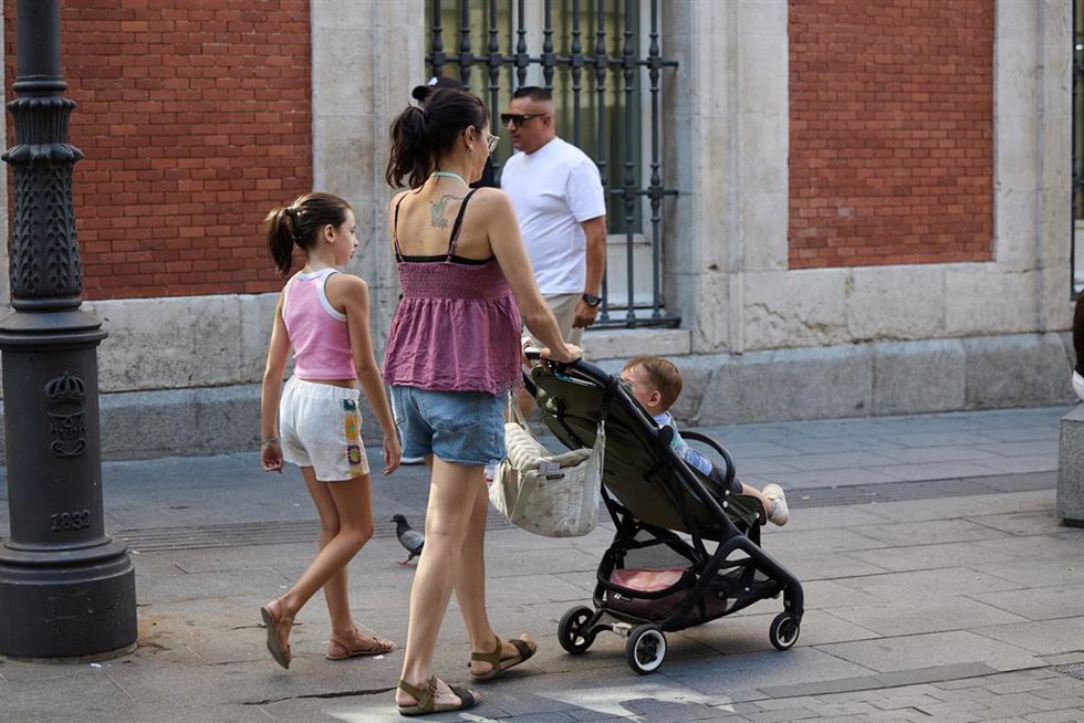 Archivo - Una mujer con un carrito de bebé.