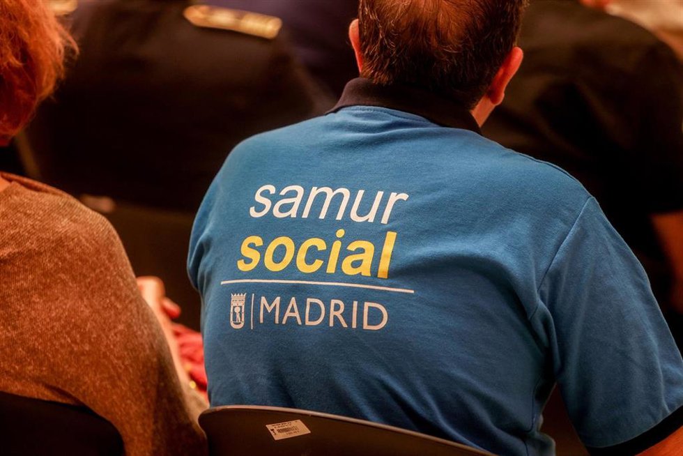 Archivo - Una persona de Samur Social durante el acto de entrega de las Palomas de Bronce-Bomberos de Madrid, en la Casa de la Villa, a 15 de agosto de 2024, en Madrid (España).