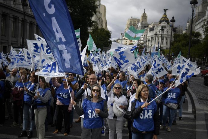 Archivo - Arquivo - Profissionais de saúde durante a manifestação dos técnicos de saúde, em frente ao Ministério da Saúde, em 17 de outubro de 2024, em Madri (Espanha). Mais de dois mil técnicos de saúde, provenientes de todas as províncias da Espanha, de