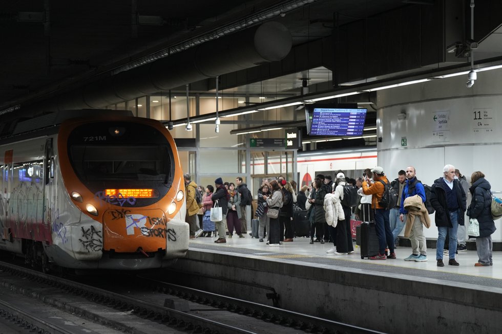 Usuarios de Rodalies en la estación de Sants, a 27 de enero de 2026, en Barcelona, Cataluña (España).
