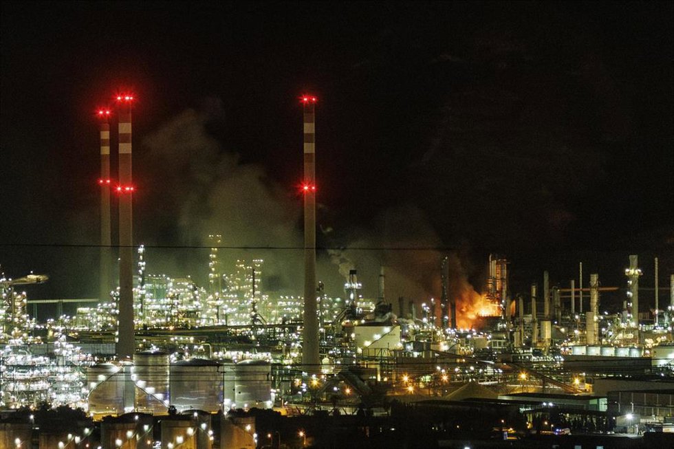 Vista del incendio en las instalaciones de Repsol del Polígono Industrial de Escombreras, a 26 de enero de 2026, en Escombreras, Cartagena, Murcia (España). La Dirección General de Seguridad Ciudadana y Emergencias de la Región de Murcia ha activado est