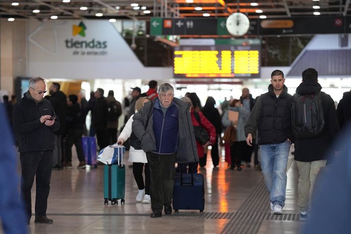 Diverses persones a l'estació de Sants