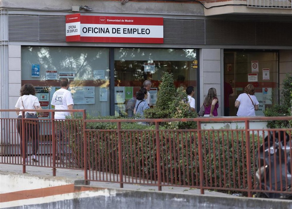 Archivo - Varias personas hacen cola en una oficina del SEPE.
