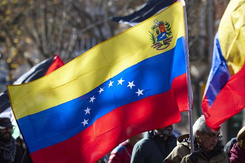 Manifestantes portan bandera de Venezuela durante una marcha antiimperialista, a 25 de enero de 2026, en Madrid (España). La marcha, que recorre las calles de Madrid desde el Ministerio de Exteriores hasta la embajada de EEUU, tiene por objetivo expresa