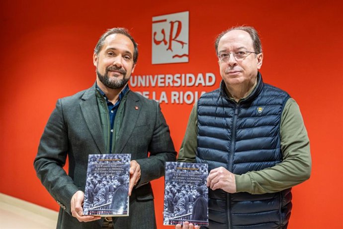 Santos Ochoa acoge la presentación del libro 'Militares y ciudadanos' del profesor Carlos Navajas
