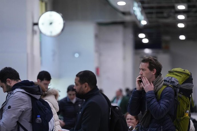 Várias pessoas na Estação de Sants, em 26 de janeiro de 2026, em Barcelona, Catalunha (Espanha). A Renfe informou logo pela manhã que o serviço Rodalies estava suspenso devido a um incidente no centro de controle da Adif na Estació de França (Barcelona). 