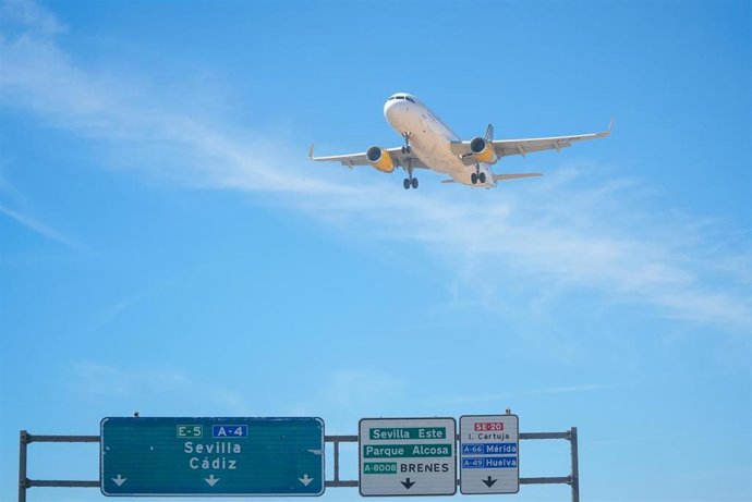 Archivo - Un avión de Vueling se dispone a aterrizar en el aeropuerto de Sevilla.