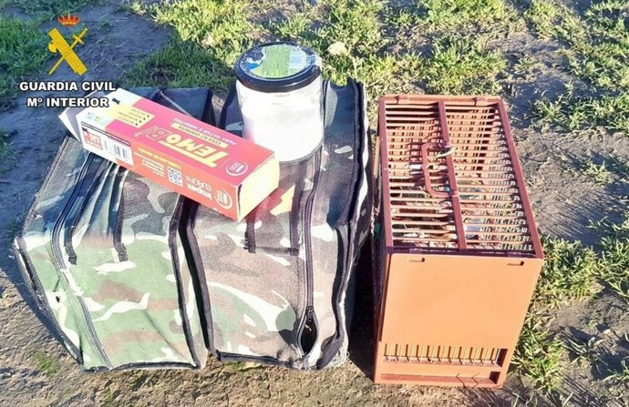 Jaulas con pegamento incautadas