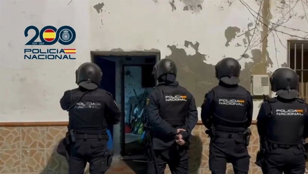 Agentes de la Policía Nacional ante el 'narcopiso' desmantelado en Sanlúcar.
