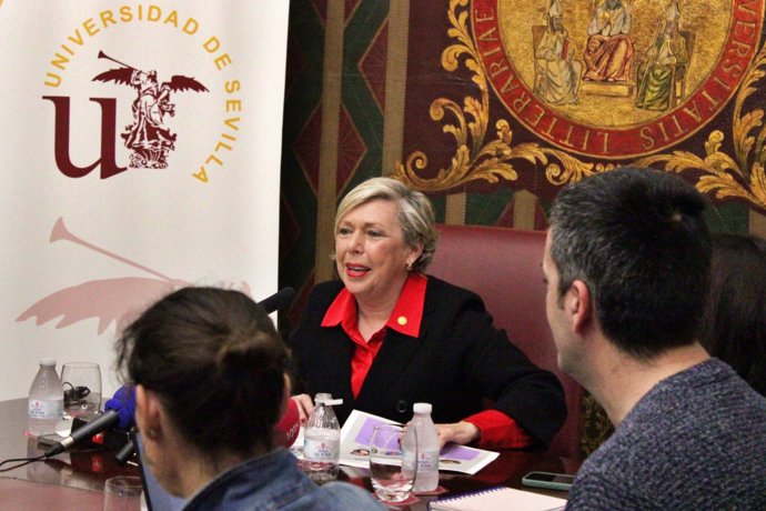 La rectora de la Universidad de Sevilla, Carmen Vargas, durante el encuentro informativo