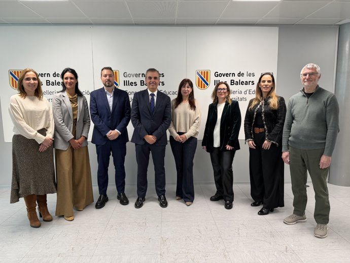 El conseller de Educación, Antoni Vera, junto a los miembros del equipo de trabajo.