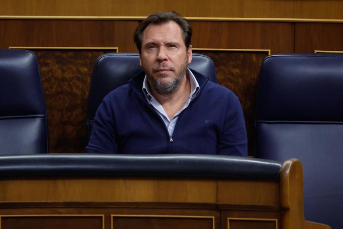 Archivo - El ministro de Transportes y Movilidad Sostenible, Óscar Puente, durante el pleno del Congreso de los Diputados, a 28 de octubre de 2025, en Madrid (España). 