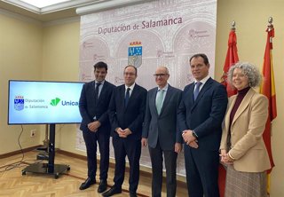 Firma del acuerdo entre Unicaja y Diputación de Salamanca.