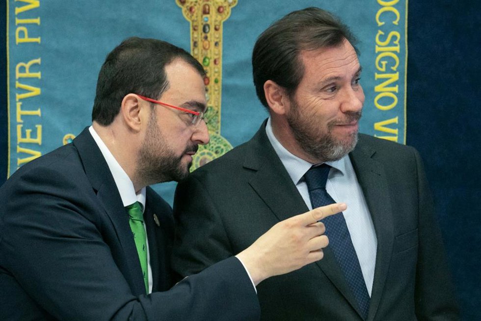 Archivo - El presidente del Principado, Adrián Barbón y el Ministro de Transportes y Movilidad Sostenible, Óscar Puente en Oviedo.