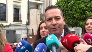 El presidente y portavoz de Vox en la Asamblea de Extremadura, Óscar Fernández Calle, atiende a los medios