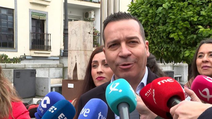 El presidente y portavoz de Vox en la Asamblea de Extremadura, Óscar Fernández Calle, atiende a los medios