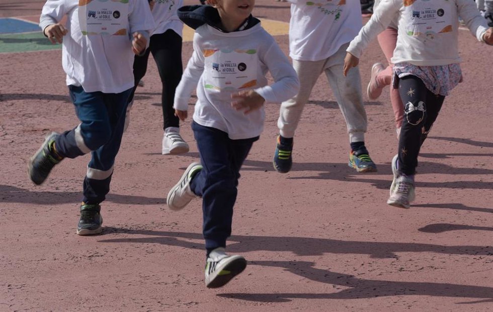 Archivo - Un grupo de niños corre durante la novena edición de 'La Vuelta al Cole', a 20 de octubre de 2023, en Leganés, Madrid (España). 