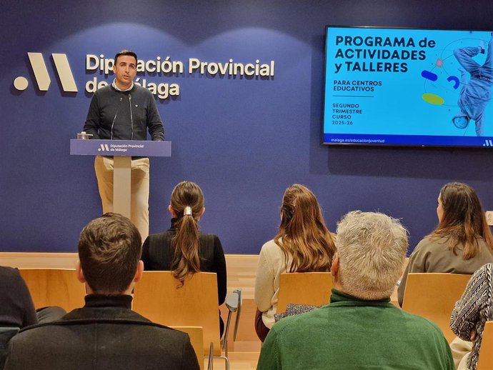 El diputado de Educación y Juventud, José Santaolalla, presenta el programa de actividades y talleres para centros educativos de la provincia