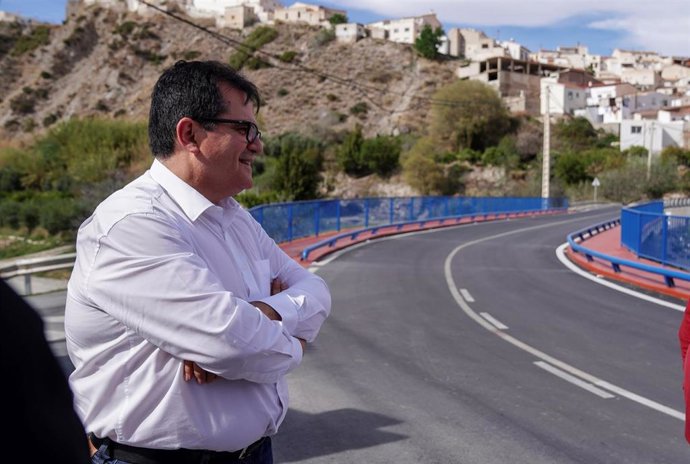 Archivo - El diputado provincial de Fomento de Almería, Antonio Jesús Rodríguez, durante una visita a Líjar.