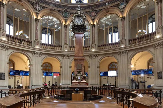 Paneles del Ibex 35 en el Palacio de la Bolsa en Madrid