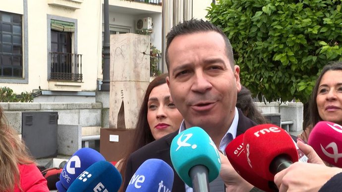 O presidente e porta-voz do Vox na Assembleia da Extremadura, Óscar Fernández Calle, atende a imprensa.