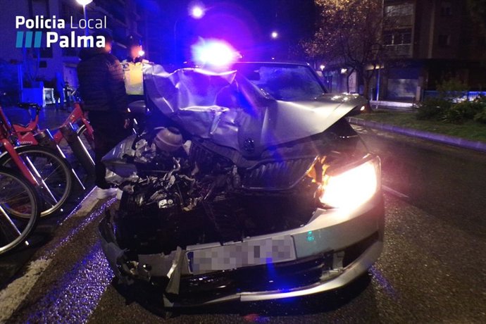Parte delantera de uno de los coches accidentados en la calle Aragó.