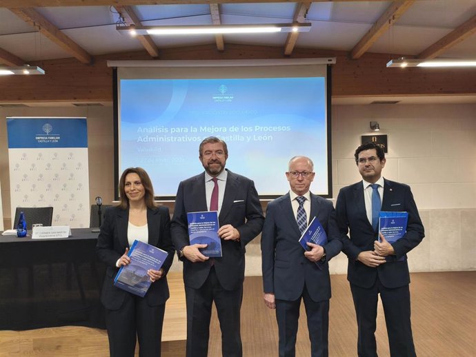 El presidente de EFCL, Isidoro Alanís, (segundo por la izquierda) junto a miembros de la directiva de la asociación durnate la presentación de sus propuestas para la simplificación administrativa.