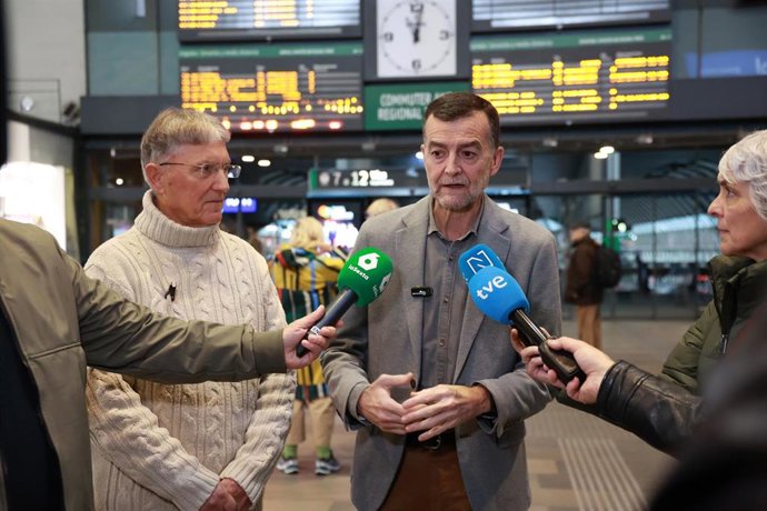 El coordinador federal de Izquierda Unida y candidato de la coalición Por Andalucía a la Presidencia de la Junta, Antonio Maíllo, atiende a los medios tras mantener una reunión con el portavoz de la Plataforma por el Tren Público, Social y Sostenible, Jos