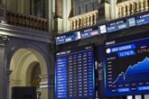 Foto: El Ibex 35 sube un 0,25% en la media sesión, superando los 17.700, con el empuje de los bancos