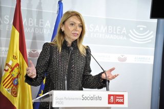 La portavoz del Grupo Parlamentario Socialista, Piedad Álvarez, en rueda de prensa en Mérida