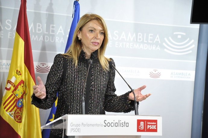 La portavoz del Grupo Parlamentario Socialista, Piedad Álvarez, en rueda de prensa en Mérida