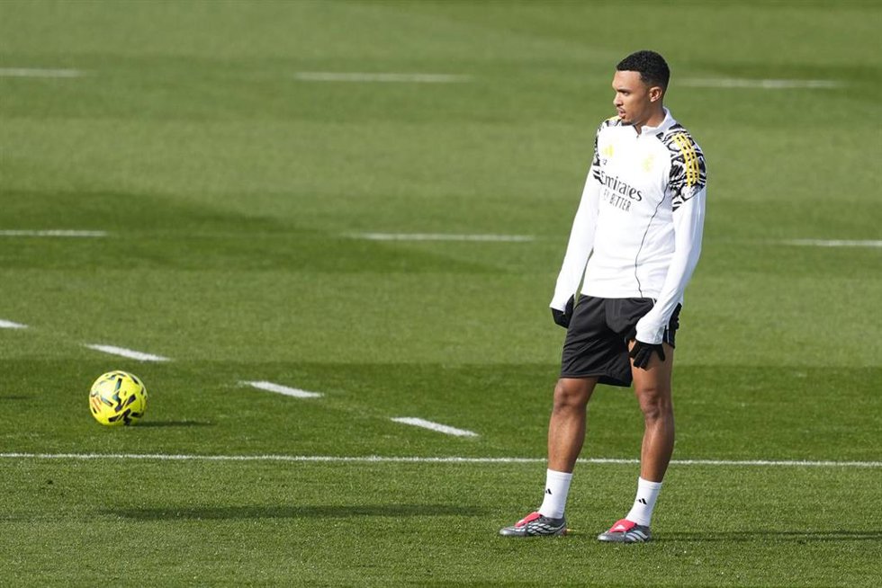 Archivo - Trent Alexander-Arnold durante un entrenamiento con el Real Madrid