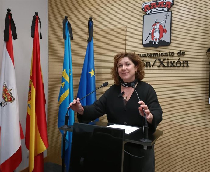 La portavoz del Grupo Municipal Socialista en el Ayuntamiento de Gijón, Carmen Eva Pérez Ordieres, en rueda de prensa en el Consistorio gijonés.