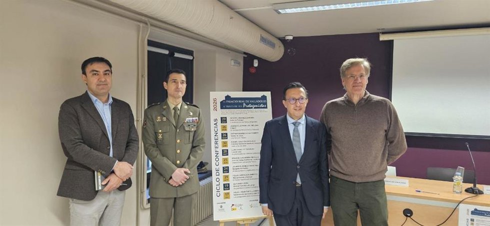 El grente de la Fundación Municipal de Cultura (FMC), José Ignacio de Uribe (primero der a izq); el teniente coronel Enrique Galván Alonso; el historiador Javier Burrieza y el profesor de Historia de la Arquitectura Javier Pérez Gil