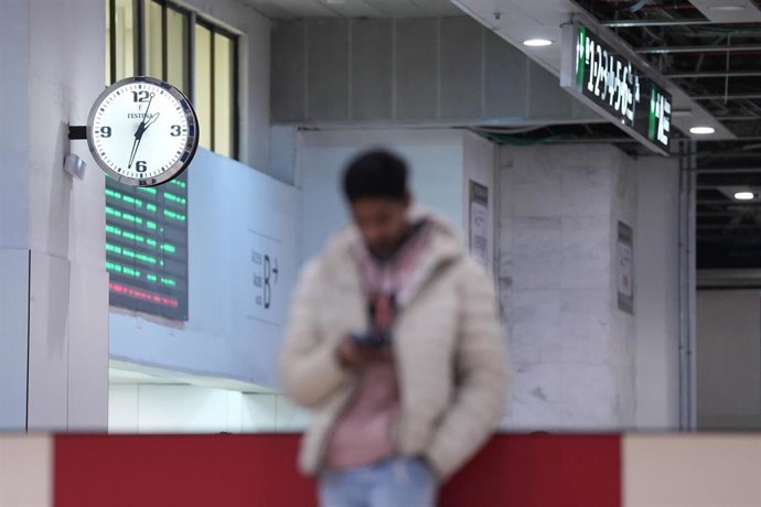 Una persona espera en la Estación de Sants.