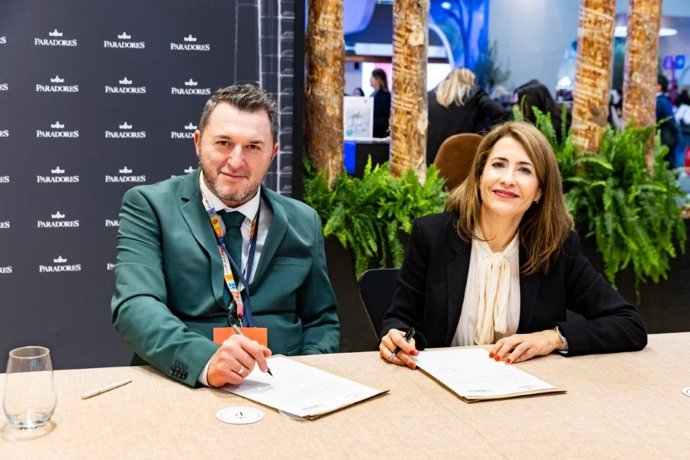 El presidente de Impulsa Igualdad, Francisco Sardón, y la presidenta de Paradores, Raquel Sánchez, en el momento de la firma dentro del marco de Fitur 2026.