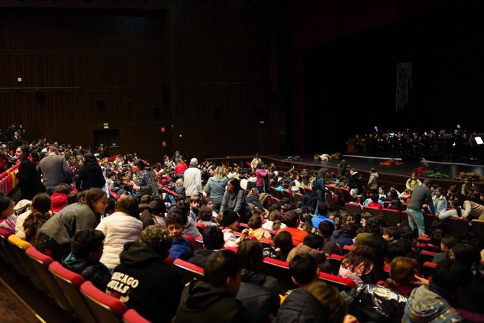 Centenares de escolares asisten al concierto educativo 'Romeo y Julieta' de la ROSS en el Cartuja Center Cite.