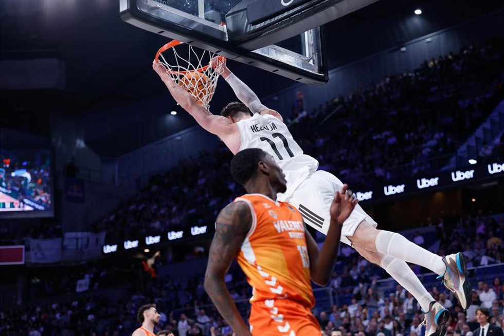 Mario Hezonja realiza un mate durante el Real Madrid-Valencia Basket de la Liga Endesa 25-26