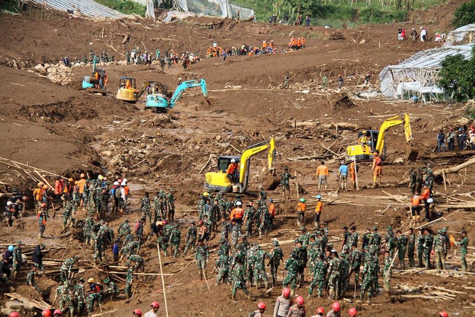 Imagen de archivo de las operaciones de búsqueda y rescate por un corrimiento de tierra en Indonesia.