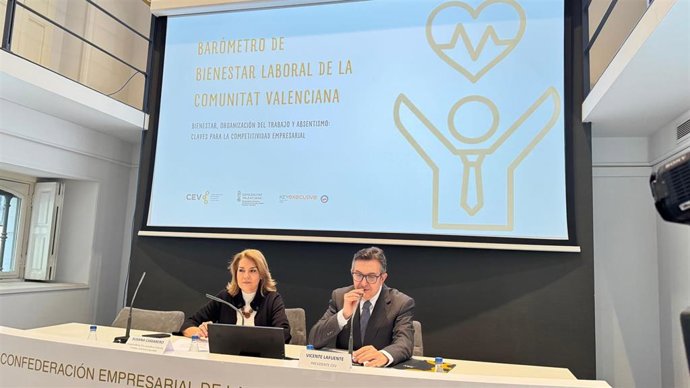 La vicepresidenta primera y consellera de Vivienda, Empleo, Juventud e Igualdad, Susana Camarero, y el presidente de la CEV, Vicente Lafuente, en la presentación del primer 'Barómetro de Bienestar Laboral de la Comunitat Valenciana'