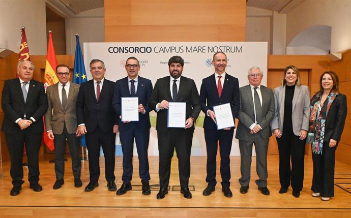 El presidente del Gobierno de la Región de Murcia, Fernando López Miras, y los rectores de la UMU, José Luján, y de la UPCT, Mathieu Kessler, firman el convenio de  colaboración para la creación del Consorcio del Campus Mare Nostrum