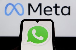 Archivo - October 16, 2025, Bandung, West Java, Indonesia: In this photo illustration, Whatsapp logo is displayed on a smartphone with Meta AI logo in the background.