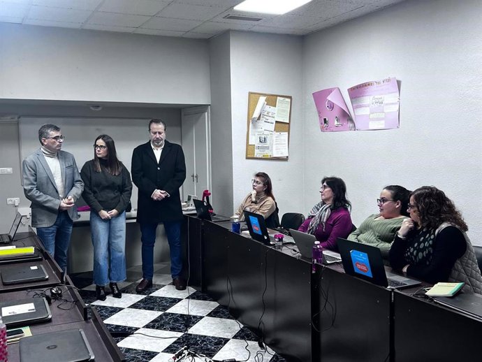 El delegado de Empleo, Javier Martín Cañizares, visita a las alumnas de una de las acciones formativas que se imparten en Salobreña.