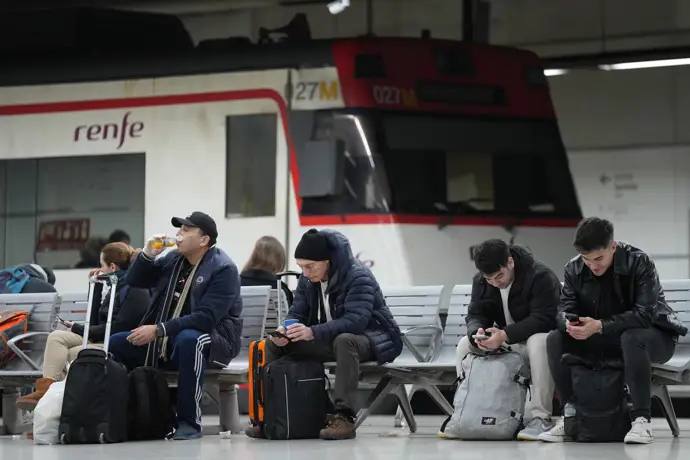Usuarios de Rodalies en la estación de Sants