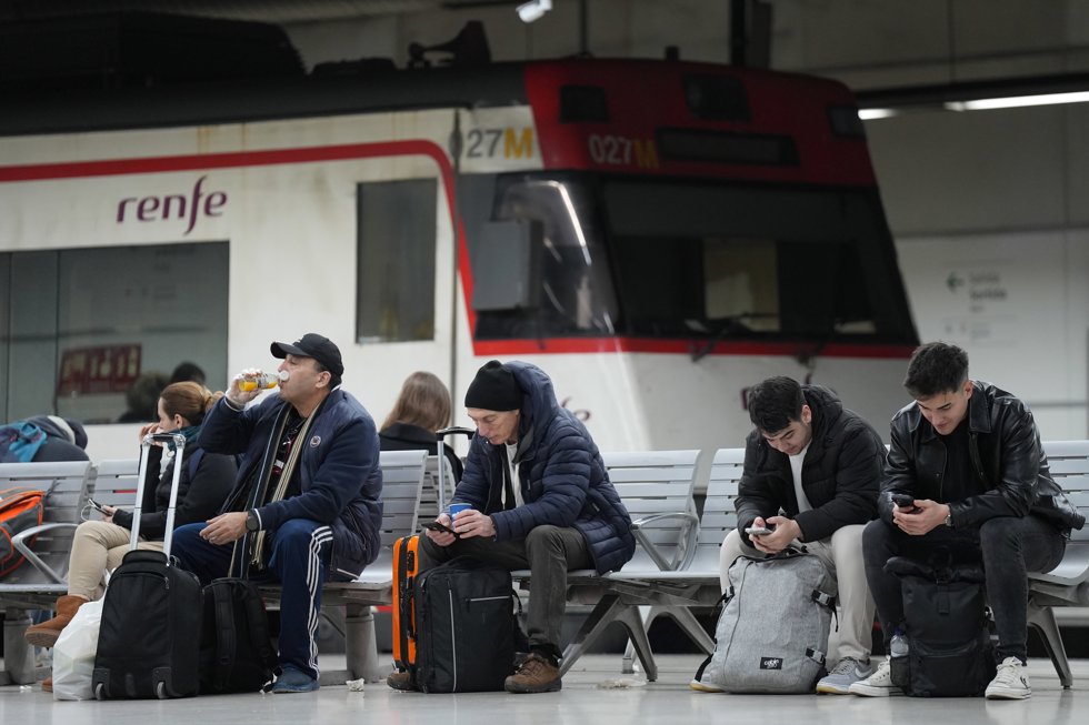 Usuarios de Rodalies en la estación de Sants, a 27 de enero de 2026, en Barcelona, Cataluña (España).